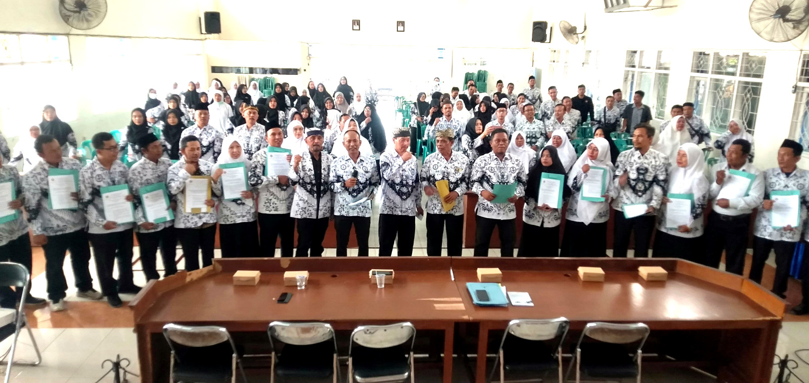 Pengurus PGRI Kabupaten Banyuwangi bersama pengurus PAW satuan dan personalia pengurus cabang PGRI Kecamatan Giri di Aula SMPN 1 Giri pada Sabtu (7/9).