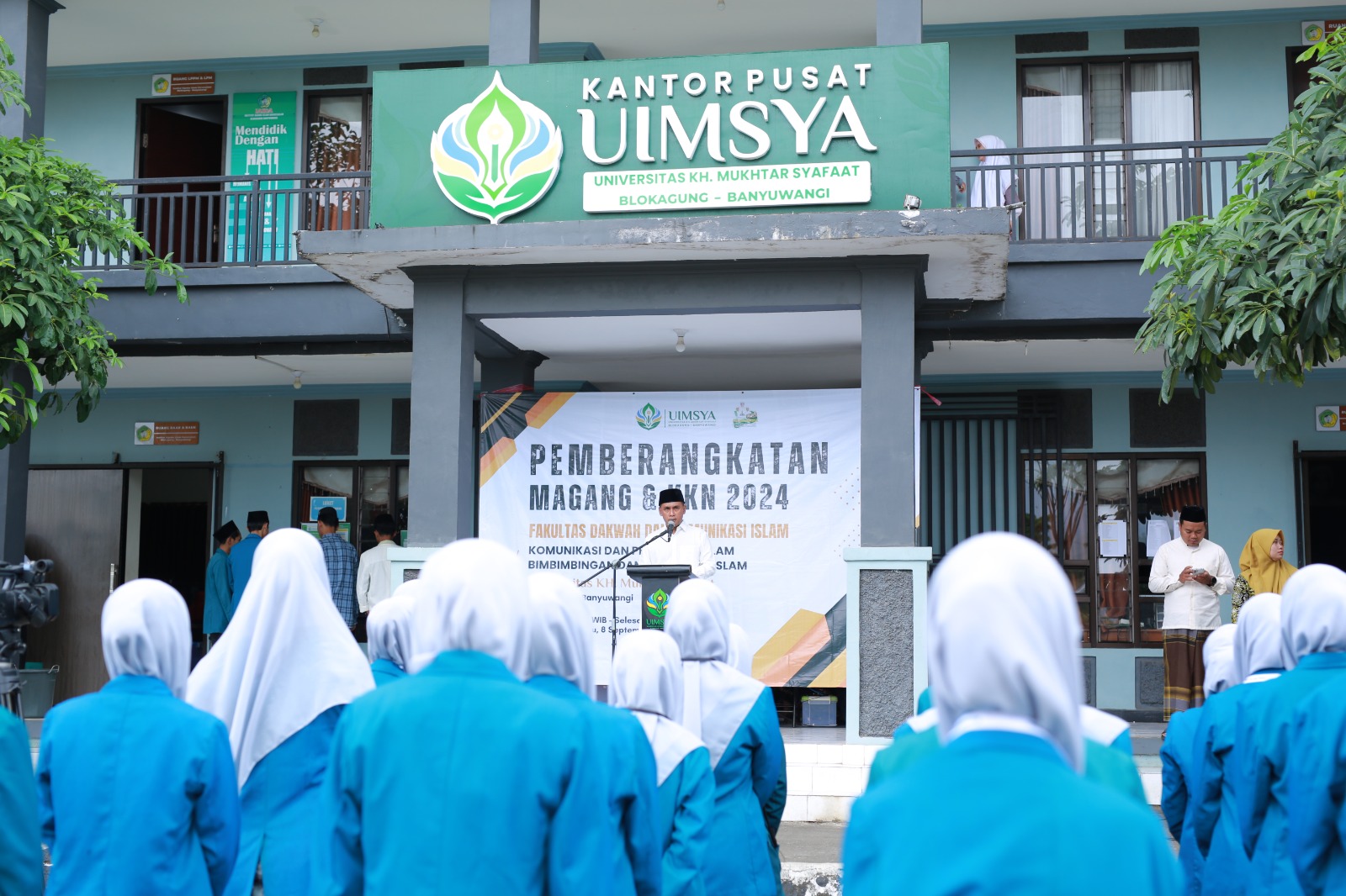 BEKAL KHUSUS: Rektor UIMSYA Dr KH Ahmad Munib Syafaat Lc MEI memberi pesan-pesan khusus pada para mahasiswa FDKI yang akan magang dan KKN pada Minggu (8/9).