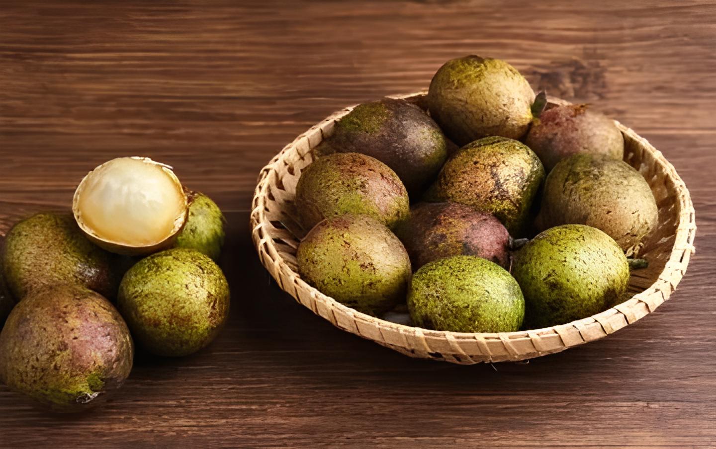 Buah matoa lonjong tetapi isinya seperti buah kelengkeng.