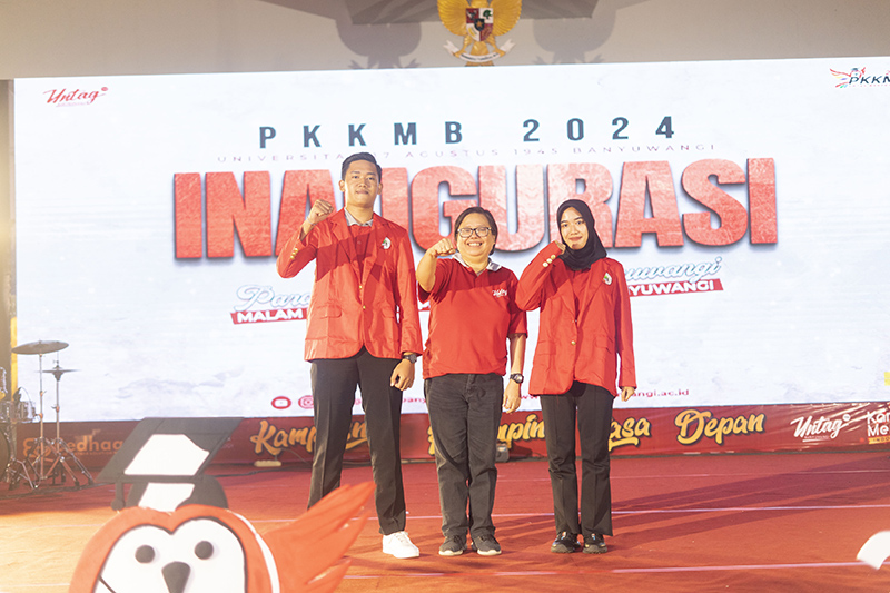 FOTO BERSAMA: Rektor Untag Banyuwangi Yovita Vivianty Indriadewi Atmadjaja diapit dua perwakilan mahasiswa baru di Malam Inaugurasi PKKMB 2024.