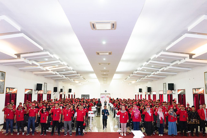 UNTAG MUDA: Mahasiswa baru Untag Banyuwangi foto bersama panitia, dosen, dekan, dan jajaran rektorat dalam PKKMB 2024 di auditorium kampus