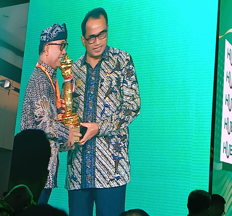 PRESTASI: Sekkab Mujiono menerima penghargaan WTN 2024 dari Menhub Budi Karya di Jakarta, Sabtu (7/9).