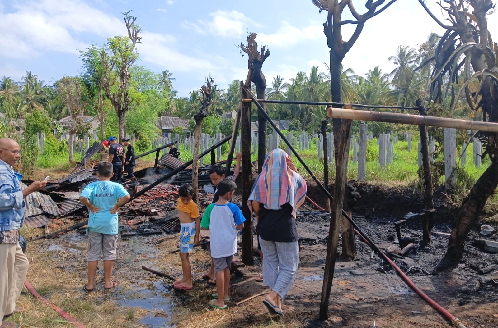 JADI ARANG: Petugas Damkarmat berjibaku memadamkan api yang menghanguskan bangunan rumah untuk menjaga kebun di Jalan Cemara, Kelurahan Kebalenan, Minggu  (8/9).