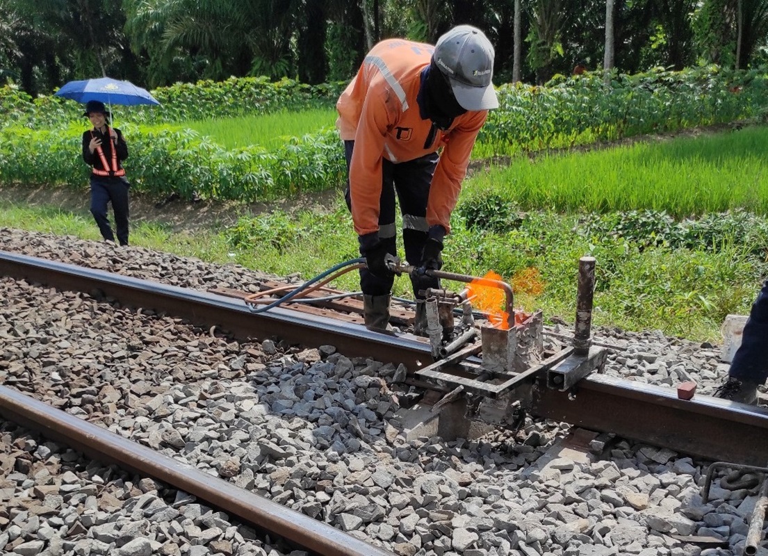 Proses perbaikan jalur rel kereta api yang rusak.