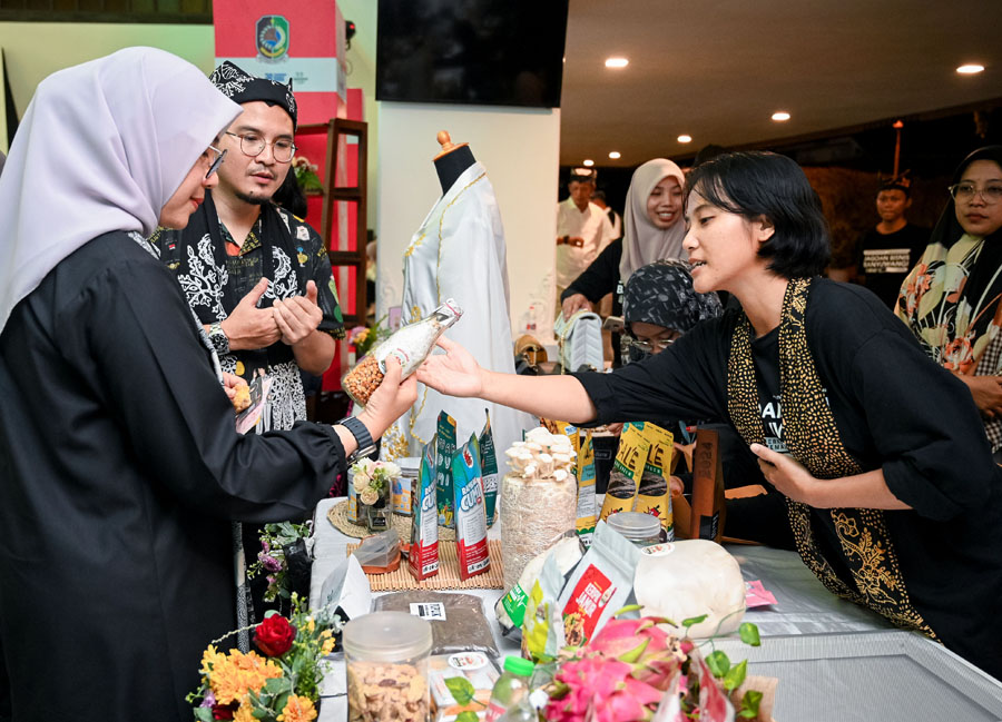 Bupati Ipuk Fiestiandani memantau produk hasil produksi peserta program Jagoan Tani yang dipamerkan di Pendapa Sabha Swagata Blambangan, Senin malam (9/9).
