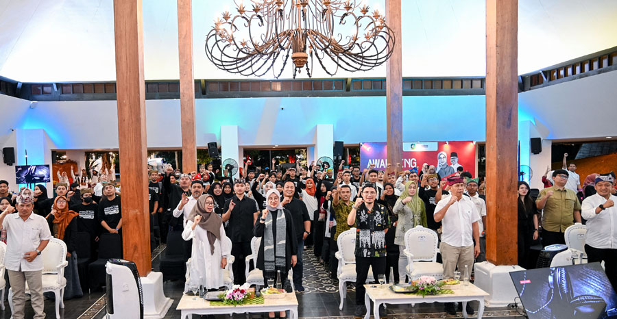 KEPALKAN TANGAN: Para peserta Program Jagoan Banyuwangi foto bareng Bupati Ipuk Fiestiandani dan kepala SKPD terkait di Pendapa Sabha Swagata Blambangan.