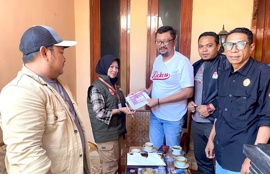 Petugas Pantarlih melakukan coklit terhadap Ketua DPRD Banyuwangi I Made Cahyana Negara. (foto KPU Banyuwangi)