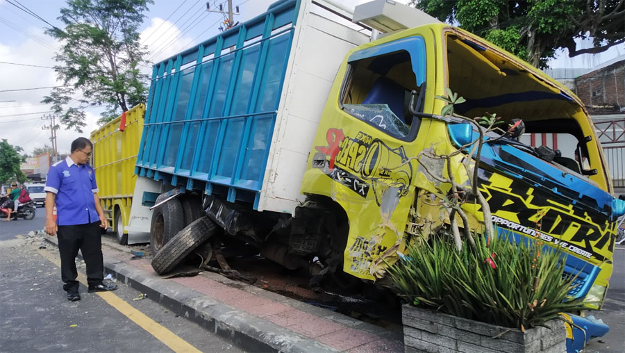 Truk colt diesel bermuatan genting menabrak menabrak dan nangkring di pembatas double way Dusun Krajan, Desa Genteng Kulon, Genteng, Banyuwangi, Rabu (11/9).