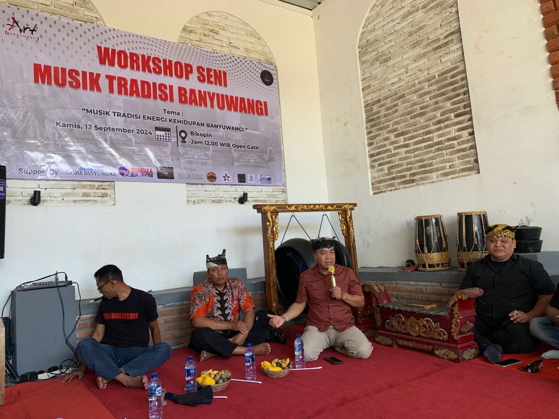 SENI: Ketua DKB, Hasan Basri (pegang mic) memberi materi dalam workshop Seni Musik Tradisional.