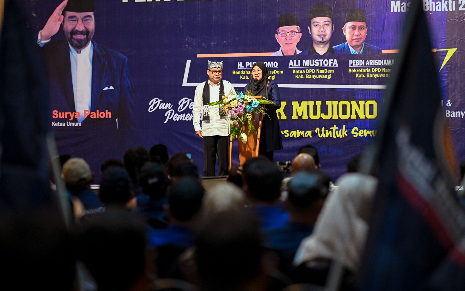 Ipuk Fiestiandani dan Mujiono saat memberikan sambutan dalam acara pelantikan pengurus DPD NasDem Banyuwangi, Kamis (12/9).