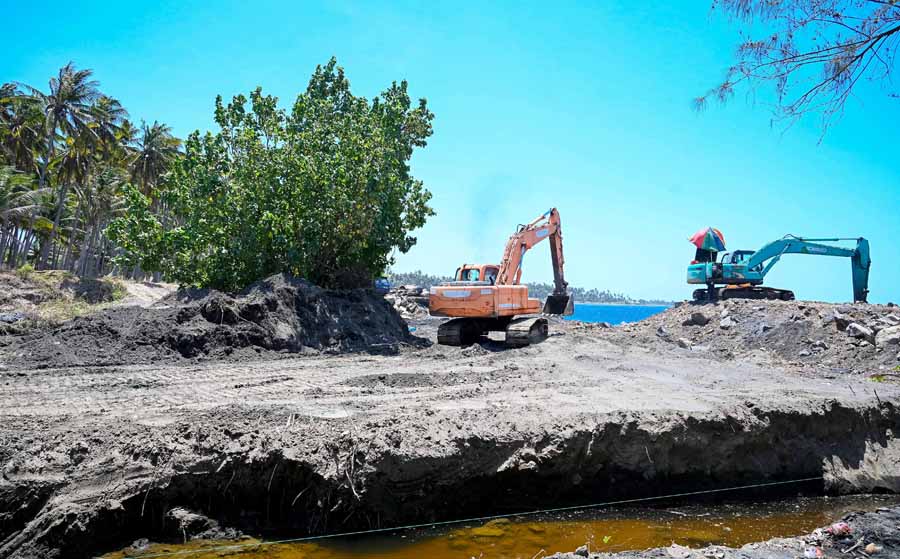 PENAHAN OMBAK: Alat berat mengeruk tanah untuk pembangunan breakwater di dekat kawasan wisata GWD di Desa Bangsring, Kecamatan Wongsorejo, Kamis (12/9).
