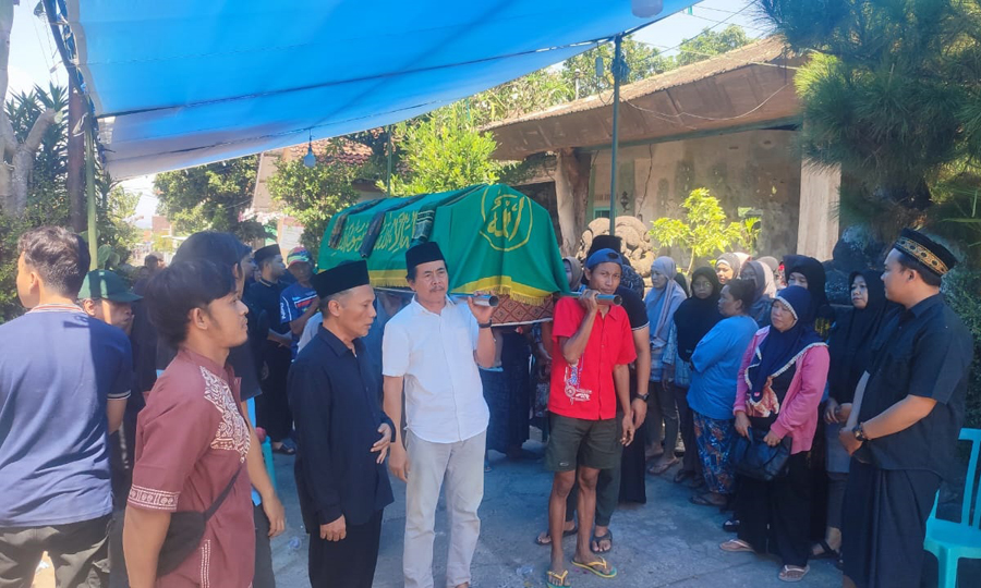 PERGI UNTUK SELAMANYA: Kerabat, kolega, dan handai tolan mengantarkan jenazah S Yadi K ke tempat pemakaman umum Kelurahan Banjarsari, Kamis (12/9).