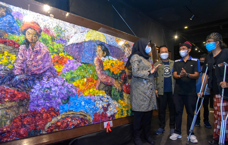PAKAI KRUK: S Yadi K (kanan) bersama Bupati Ipuk, Direktur JP-RaBa Samsudin Adlawi dan owner Langgar Arts Imam Maskun di arena pameran lukisan ArtOs Nusantara 2021.