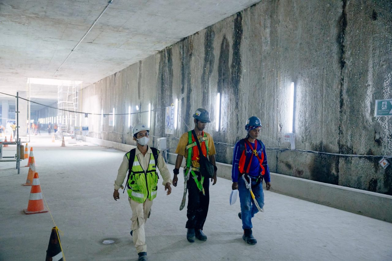 Pekerja konstruksi MRT Jakarta di area Stasiun Thamrin.