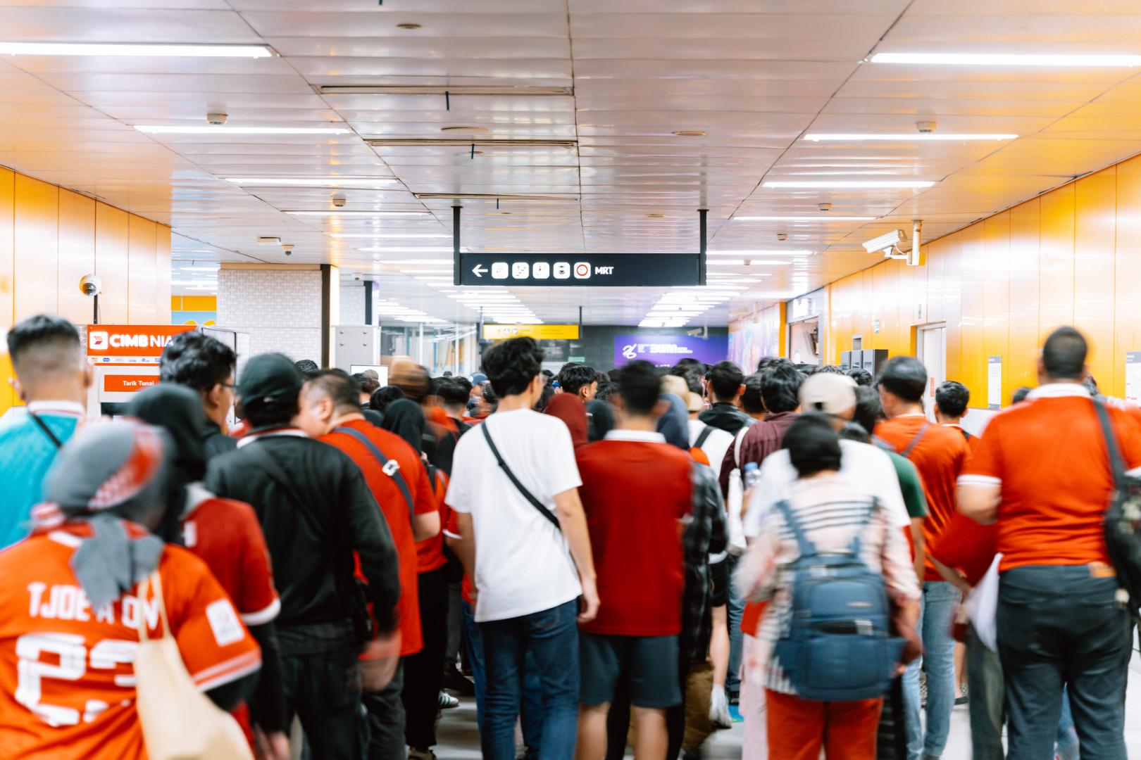 Pendukung Tim Garuda memenuhi Stasiun Istora Mandiri.