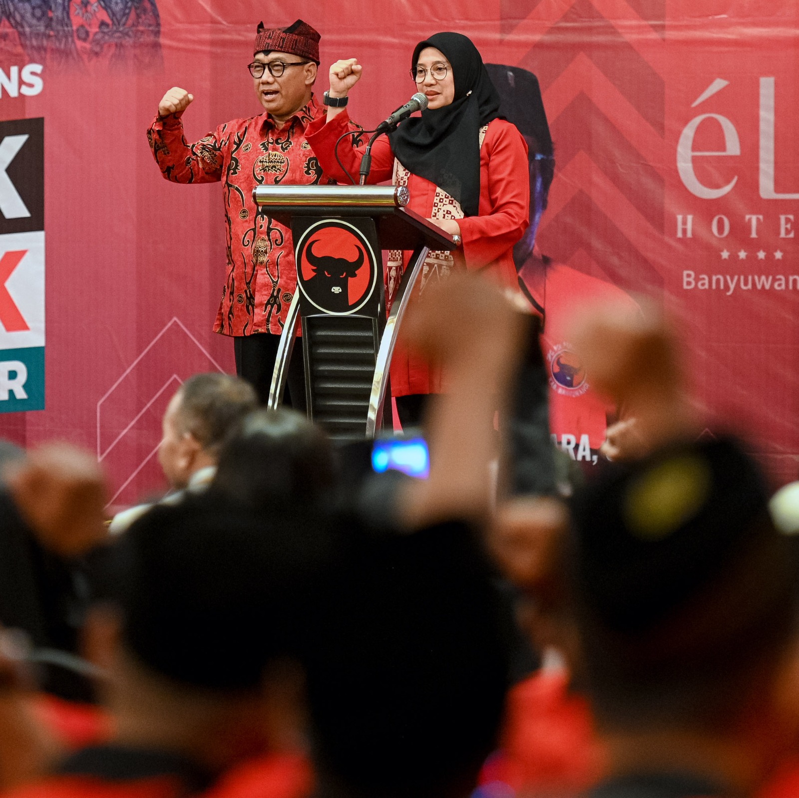 Bakal pasangan cabup-cawabup Ipuk Fiestiandani-Mujiono orasi di hadapan ribuan kader PDIP.