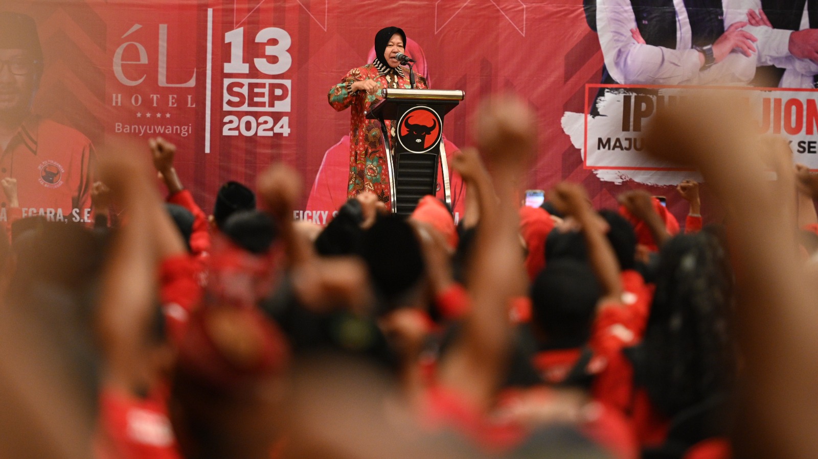 Bakal Cagub Jatim Tri Rismaharini orasi di hadapan ribuan kader PDIP.