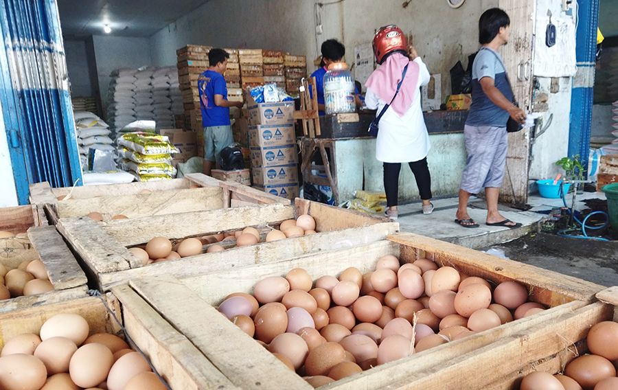 MELONJAK: Pedagang menjual telur di sekitar Pasar Banyuwangi, Kamis (12/9).