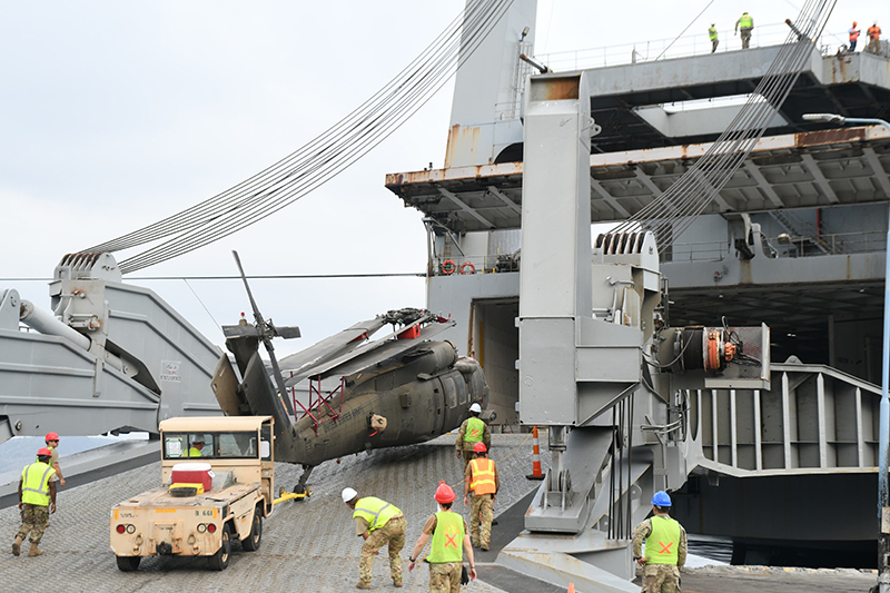Pesawat tempur US Army masuk ke kapal MV Cape Hudson yang sandar di Pelabuhan Tanjung Wangi, Jumat (13/9). Kapal perang tersebut kembali ke pangkalan militer di Jepang.