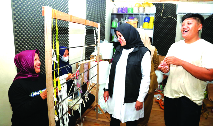 PRODUK UNGGULAN: Bupati Ipuk Fiestiandani mengunjungi produksi kerajinan makrame di Desa/Kecamatan Bangorejo, Banyuwangi.