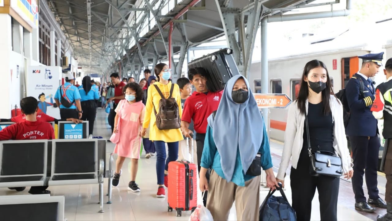 Libur Maulid Nabi dimanfaatkan masyarakat untuk bepergian ke sejumlah destinasi wisata dengan kereta api.