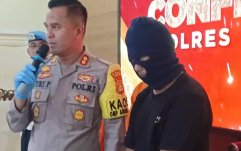 BIKIN MALU: Budi saat dipamerkan usai pemeriksaan di Polres Jembrana Bali