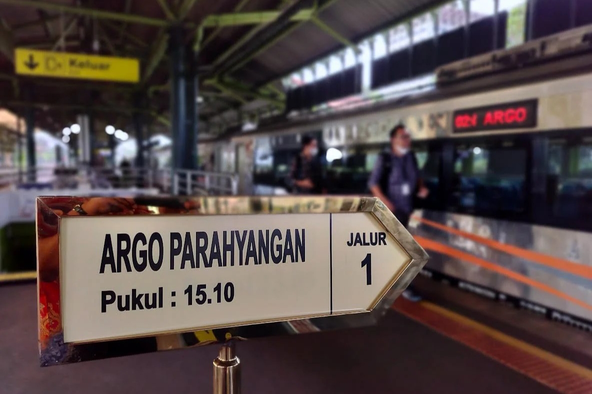 Kota Bandung menjadi salah satu tujuan wisata dengan tingginya jumlah penumpang kereta api yang menuju ke kota ini.