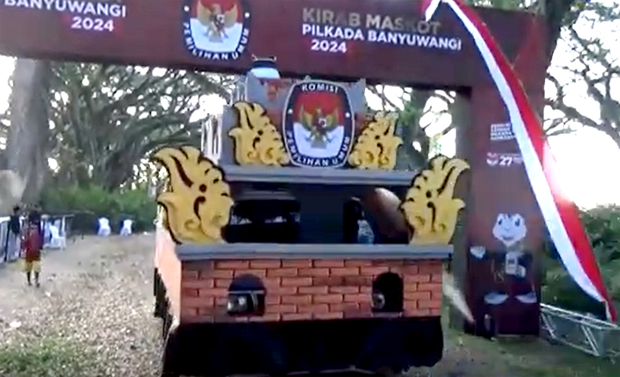 TINGKATKAN PARTISIPASI PEMILIH: Kirab mascot Pilkada 2024 diarak KPU dari tempat wisata de Djawatan, Desa Benculuk, kecamatan Cluring pada Rabu (11/9).