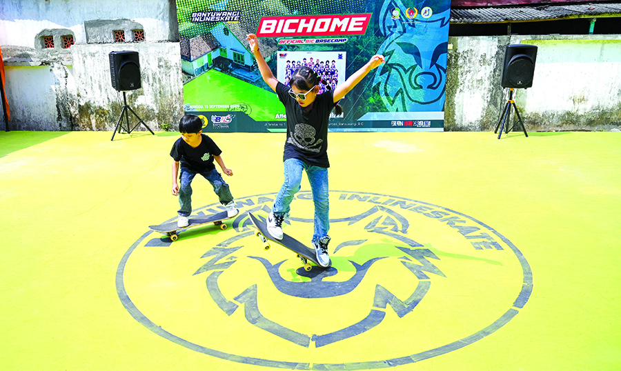AKTIVITAS FISIK: Dua anak bermain skateboard di BIC Home di wilayah Kelurahan Banjarsari, Kecamatan Glagah, Banyuwangi, pada Minggu (15/9).
