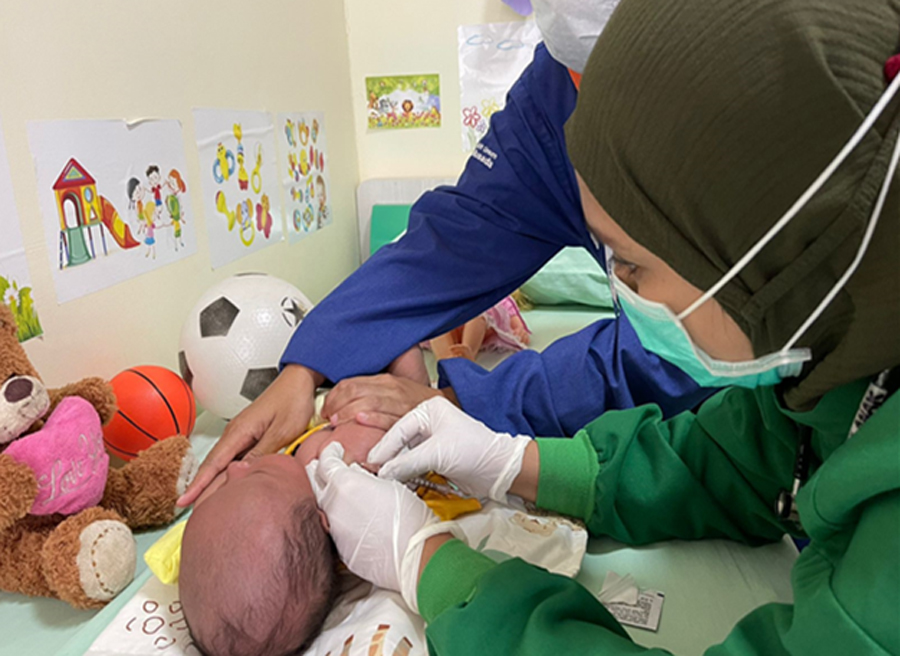 SEHAT: dr Evisina H Frans, Sp.A sedang melakukan tindakan vaksinasi pada anak di Poli Spesialis Anak RSU Bhakti Husada Krikilan, Kecamatan Glenmore, Banyuwangi.