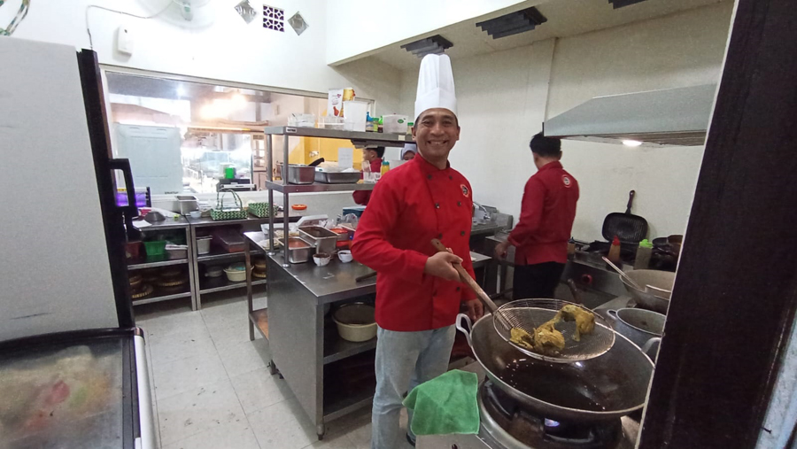 BANGKIT: Hardiyanto Kurniawan saat memasak di dapur Mie Ayam Purwo di Desa/Kecamatan Purwoharjo, Banyuwangi, Senin (16/9).