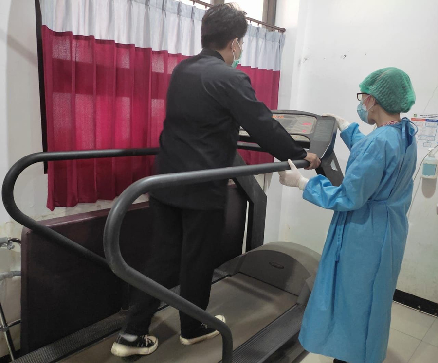 LARI: dr. Ingrid Melia Kartika, SpKFR mendampingi pasien yang tengah melakukan exercise di klinik rehabilitasi medik.