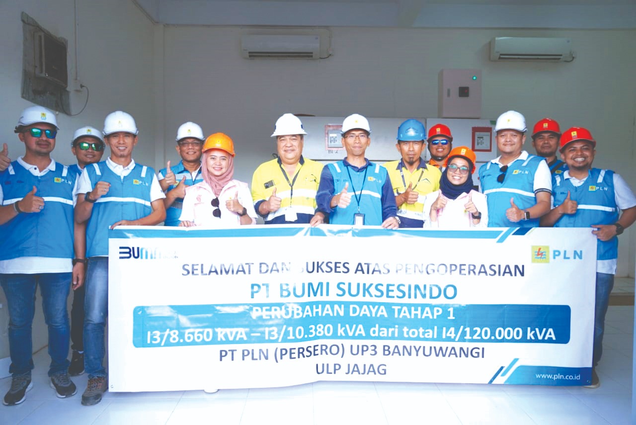 Manager PLN UP3 Banyuwangi Danang Setiawan bersama jajaran dan perwakilan PT BSI mengacungkan jempol sebagai tanda keberhasilan pengoperasian perubahan daya TM pada Rabu (4/9) lalu.