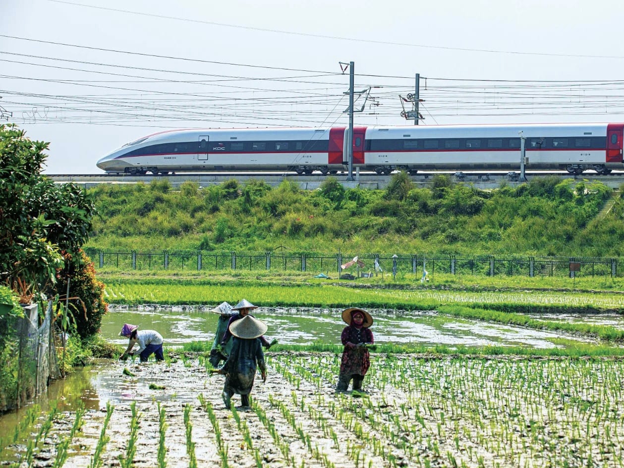 Kereta cepat Whoosh, layanan kereta cepat pertama di Asia Tenggara yang menghubungkan Jakarta-Bandung.