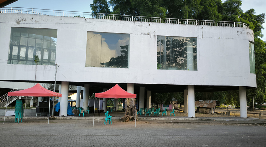 Bangunan gedung RTH Rogojampi yang mangkrak dibiarkan terbengkalai dan tak terawat.