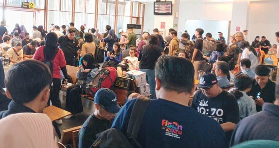 PENUH: Penumpang antre untuk naik pesawat di terminal keberangkatan Bandara Banyuwangi, selasa (17/9)