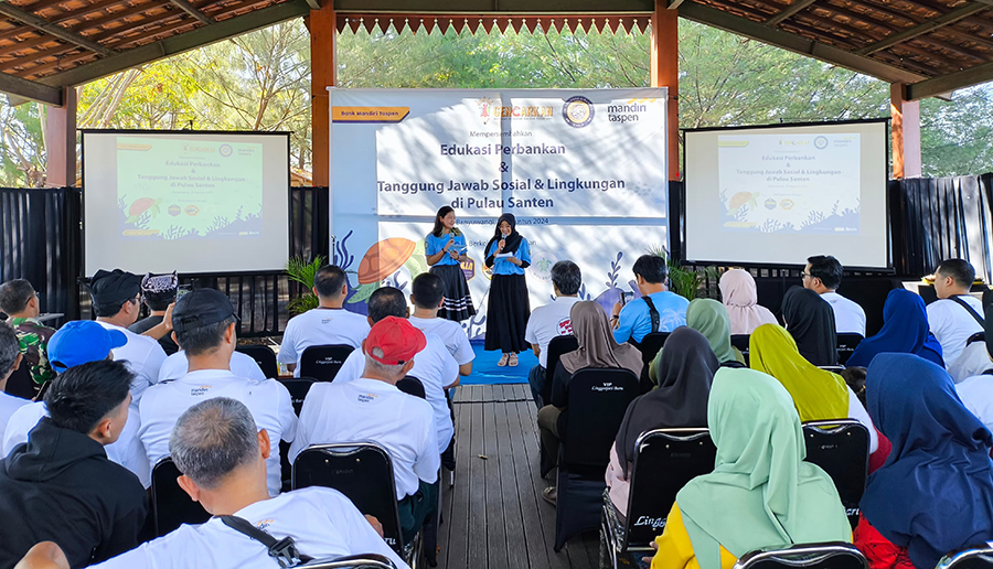 LITERASI KEUANGAN: Petugas Bank Mandiri Taspen memberikan edukasi tentang pinjol dan judol kepada warga di kawasan Pulau Santen.