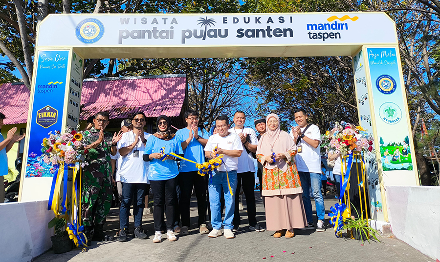 PERESMIAN: Kepala Divisi Corporate Secretary and Legal Bank Mandiri Taspen Errinto S.P. Pardede menggunting pita tanda peresmian gerbang masuk Pulau Santen akhir Juli lalu.