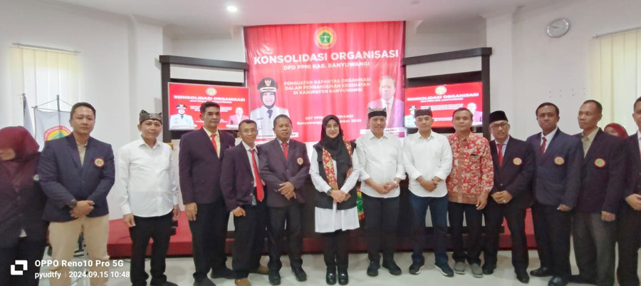 TERUS BERSINERGI: Bupati Banyuwangi Ipuk Fiestiandani bersama anggota PPNI Banyuwangi di depan gedung Sekretariat Terpadu PPNI Banyuwangi, Minggu (15/9).