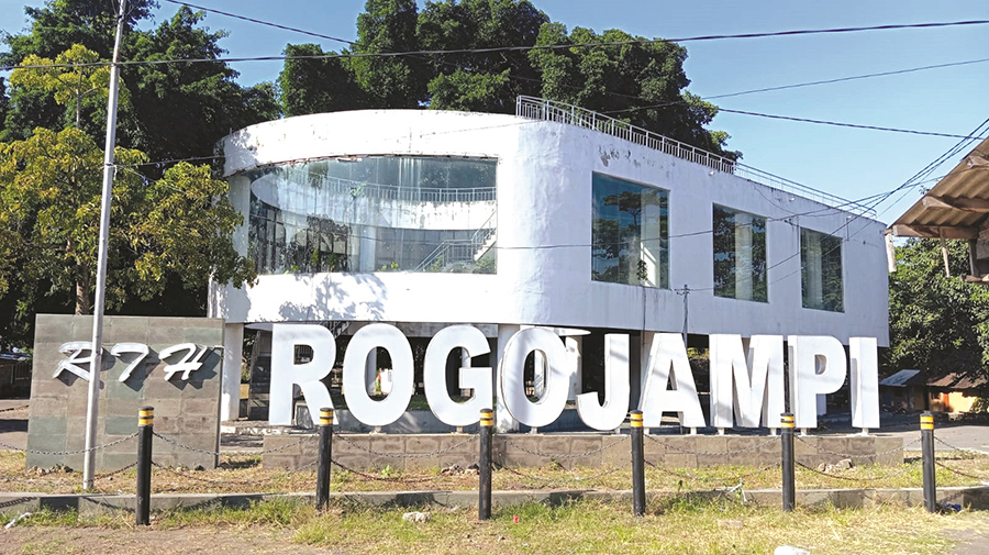 TIDAK JELAS: Bangunan gedung RTH Rogojampi yang mangkrak dibiarkan terbengkalai dan tak terawat, Selasa (17/9).