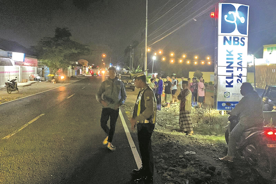 OLAH TKP: Anggota Unit Lantas Polsek Kalibaru mendatangi lokasi kecelakaan di jalan raya depan Klinik NU Kalibaru, Dusun Margomakmur, Desa Kalibarukulon, Kecamatan Kalibaru Senin malam (16/9).