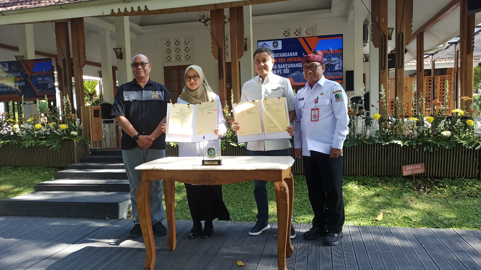 Bupati Ipuk Fiestiandani bersama Direktur PT. BSI Cahyono Seto menunjukkan dokumen MoU tentang pembangunan RS di wilayah Kecamatan Pesanggaran. Penandatanganan MoU.