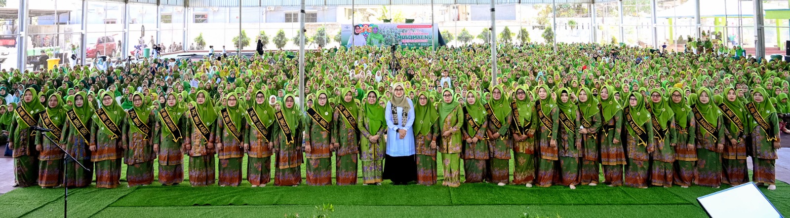 Bupati Ipik Fiestiandani bersama Ketua PW Muslimat NU Jatim Hj Masruroh Wahid, jajaran PC, PAC, dan ratusan kader Muslimat NU se-Banyuwangi.