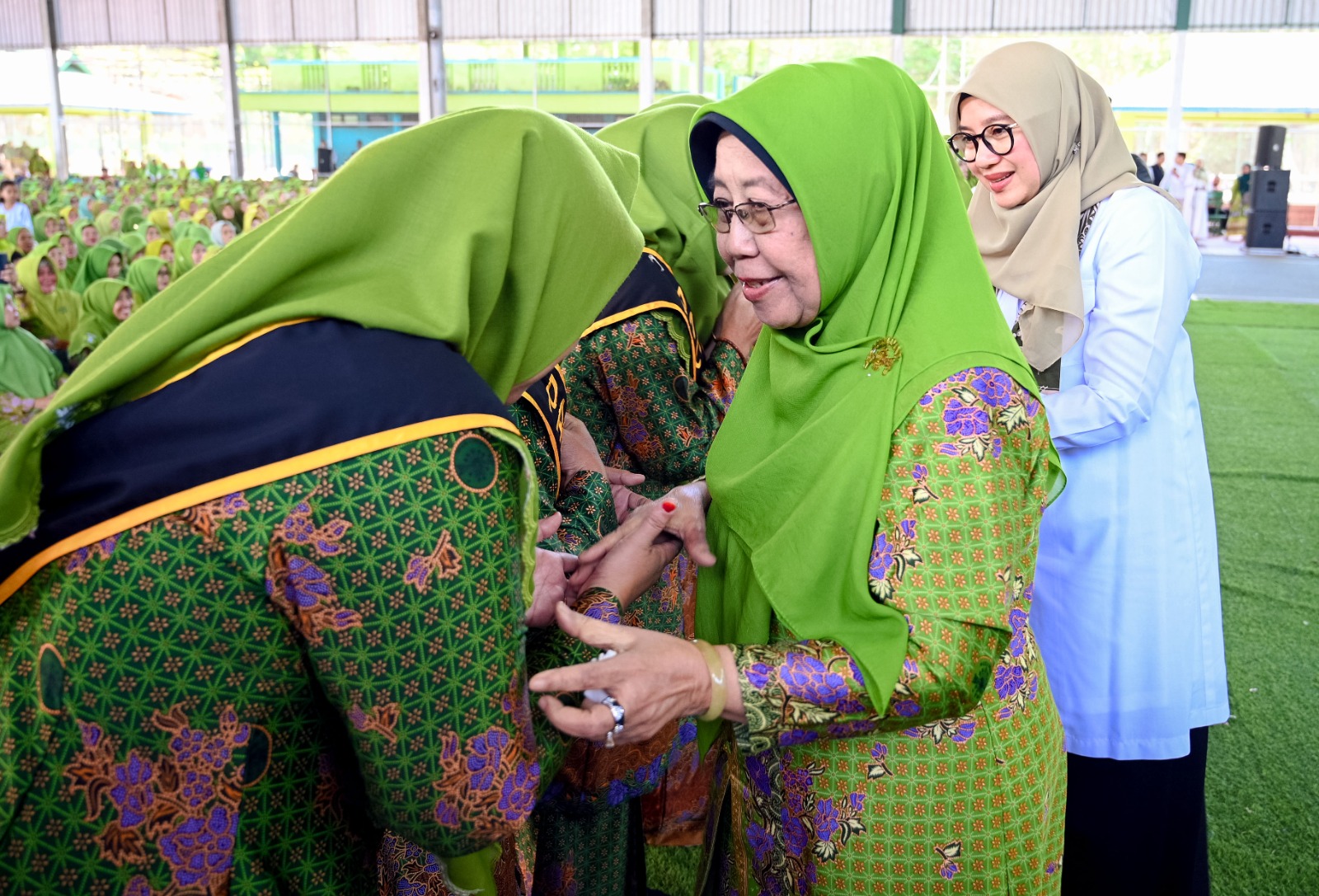 Ketua PW Muslimat NU Jatim Hj Istianah bersama Bupati Ipuk Fiestiandani menyalami para Ketua PAC Muslimat NU yang baru dilantik.