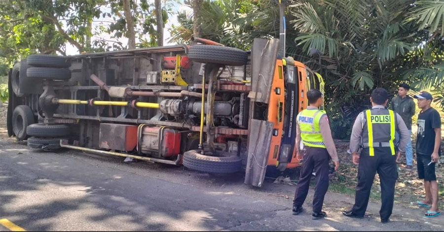 Truk fuso bermuatan triplek terguling di jalan raya Dusun Wadung Kamidin, Desa Tulungrejo, Kecamatan Glenmore, Banyuwangi, Rabu (18/9).