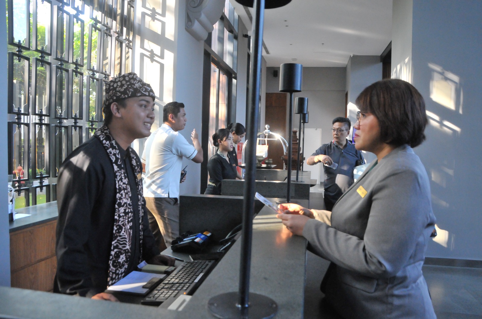 General Manager (GM) Hotel Kokoon Weni Kristianti sedang memberikan instruksi kepada pegawainya, Rabu (18/9).