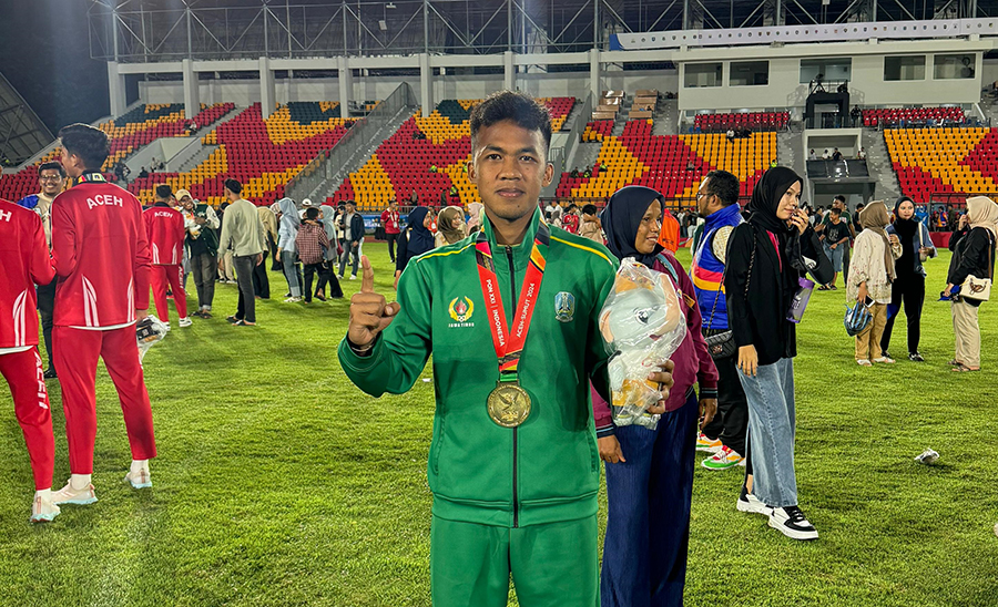EMAS KEDUA: Atlet sepak bola asal Banyuwangi, Rano Jutati Karenano, mendapat medali emas di PON Aceh-Sumut.