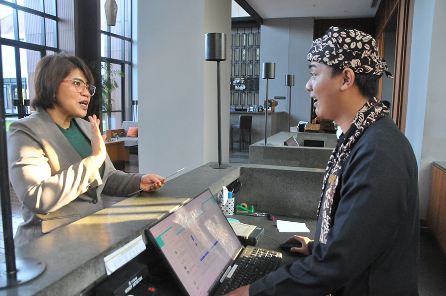 PEMBEKALAN: General Manager (GM) Hotel Kokoon Weni Kristianti sedang memberikan instruksi kepada pegawainya, Rabu (18/9).
