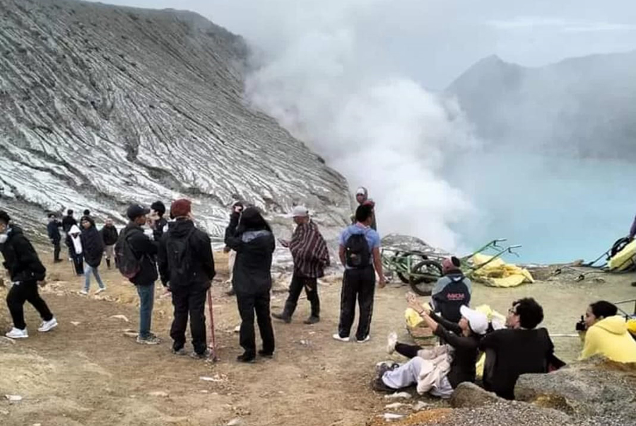 Pengunjung Taman Wisata Alam Kawah Ijen, Banyuwangi semakin ramai setelah dibuka kembali pasca penurunan status gunung menjadi normal.
