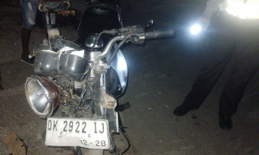 RUSAK PARAH: Motor Suzuki Thunder DK 2922 IJ yang dikendarai korban ringsek usai menabrak bagian belakang dump truk.